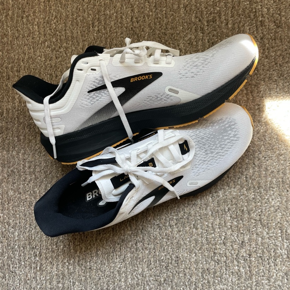 *NEW* Brooks Launch 9, white/black/tan, size 8.5 b men